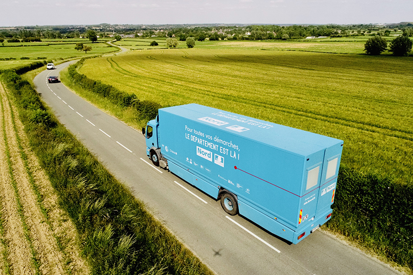 Le camion bleu du Département sur une route de l'Avesnois
